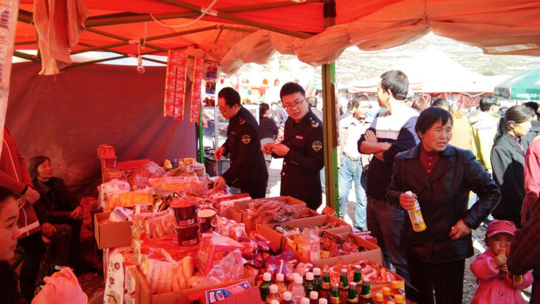 縣食藥監(jiān)局灘歌鎮(zhèn)監(jiān)管所開展白馬溝廟會(huì)食品安全專項(xiàng)檢查